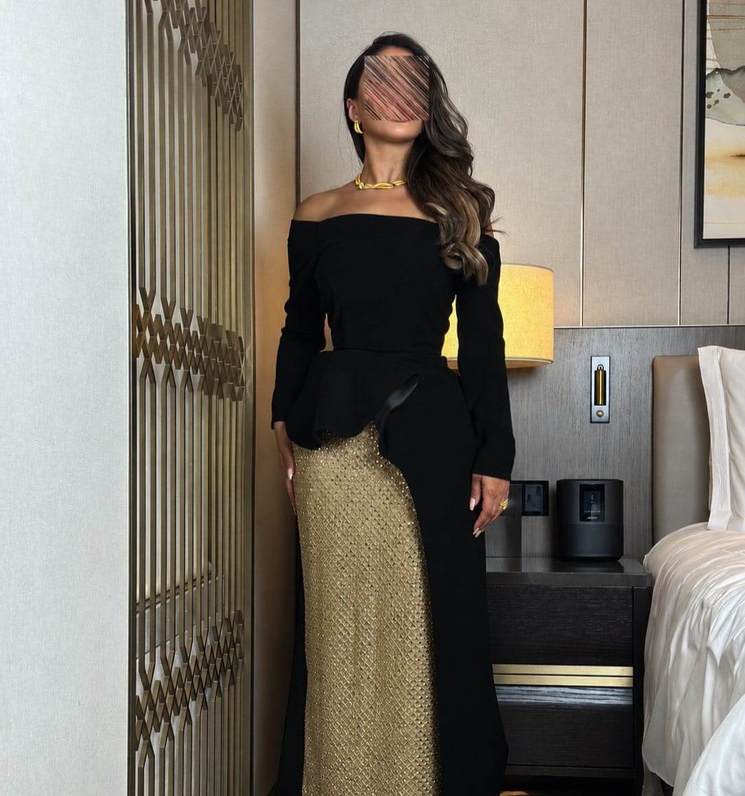 فستان أسود بقصب ذهبي بأكمام وشاحط