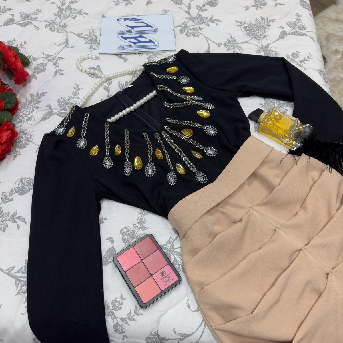 فستان يد ريش أسود وبيج - تفاصيل