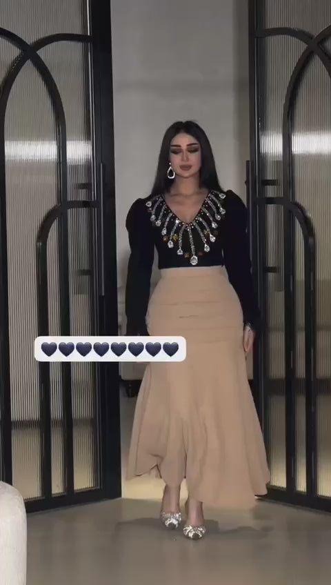 فستان يد ريش أسود وبيج - فيديو